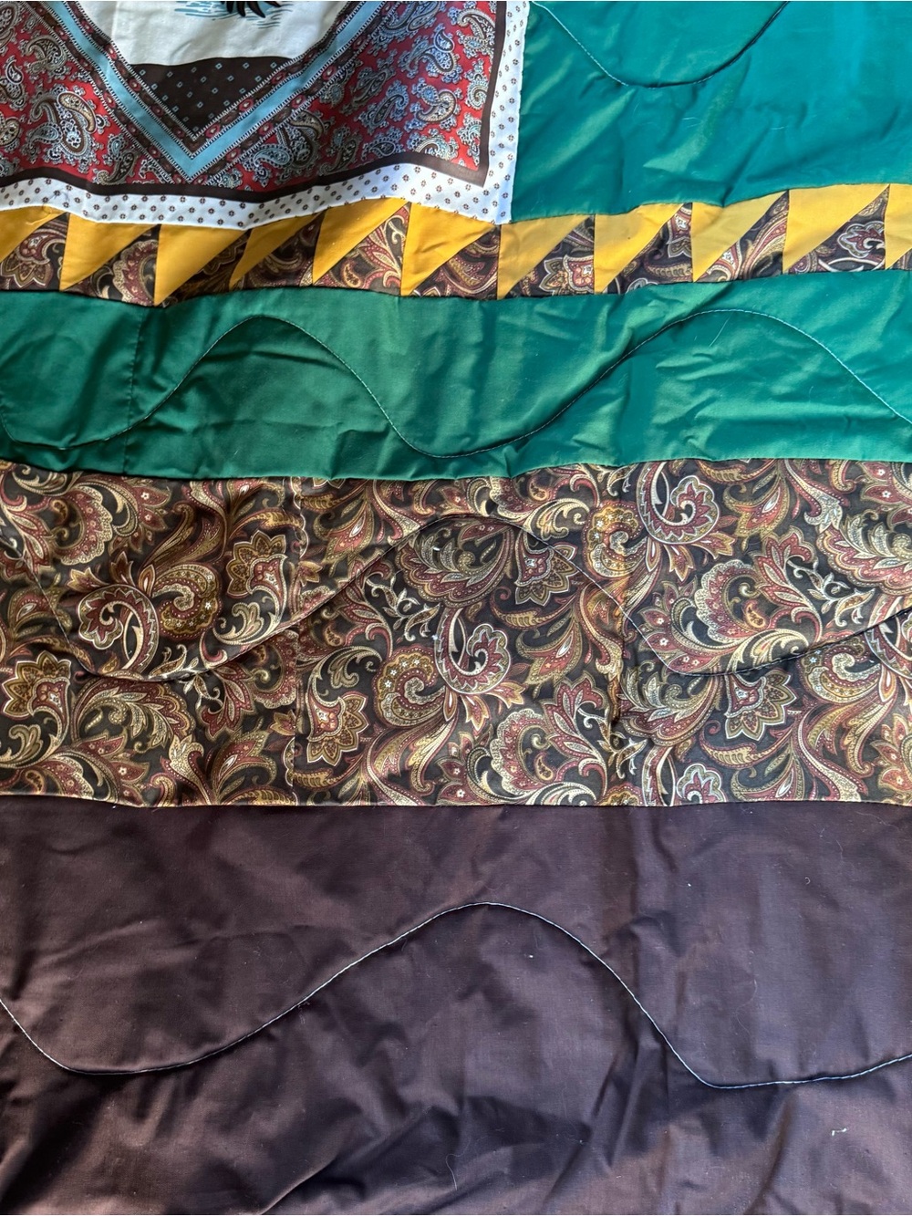 Green Patchwork Fowl bird Quilt with Yellow Accent Border - handmade - Picture 15 of 16